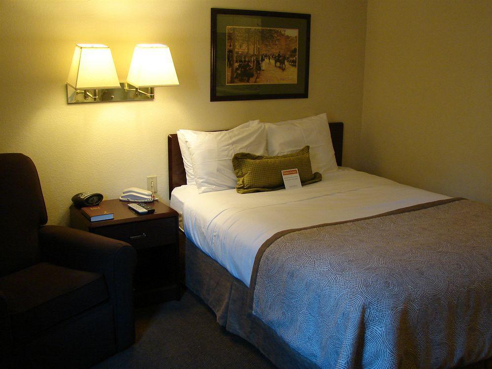 Candlewood Suites Raleigh Crabtree By Ihg Екстериор снимка